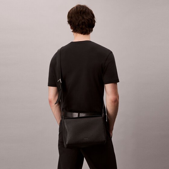 Calvin Klein Micro Pebble Messenger 27 cm